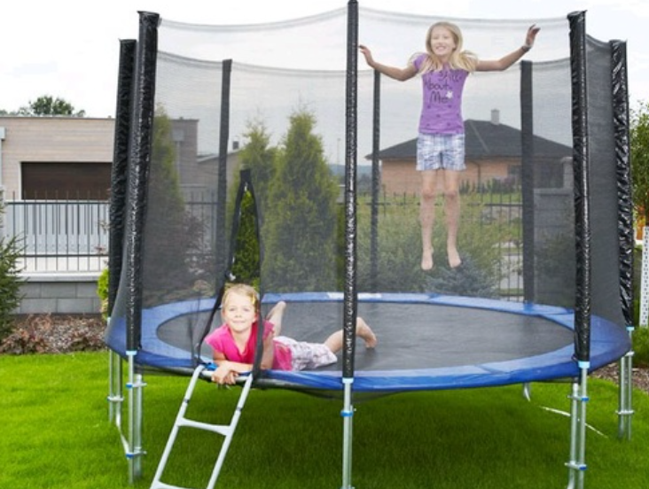 děti na trampolíně