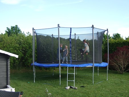 děti a trampolína